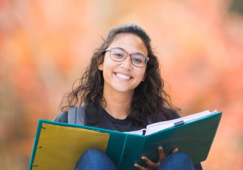 女学生微笑着读书
